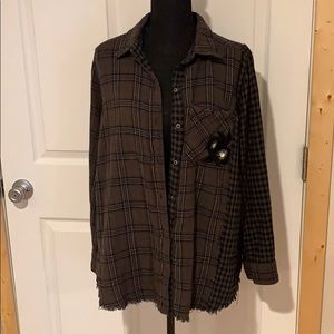 Plaid button up Women’s large